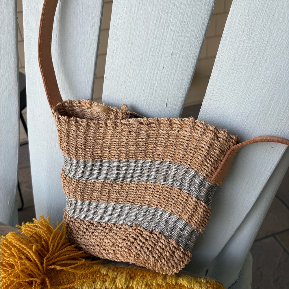 Crossbody jute and metallic bag with gorgeous leather strap!